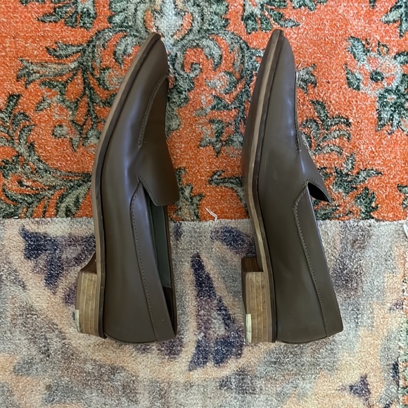 VGUC Everlane Modern Loafers in Khaki, size 10.5 - Picture 5 of 6